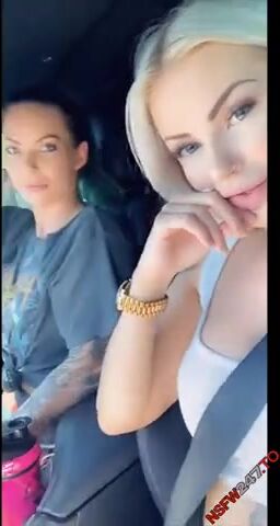 Layna Boo avec Viking Barbie strap-on porn dans la voiture Snapchat